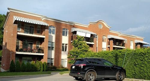 Des balcons dans une résidence québécoise équipés d’auvents permanents